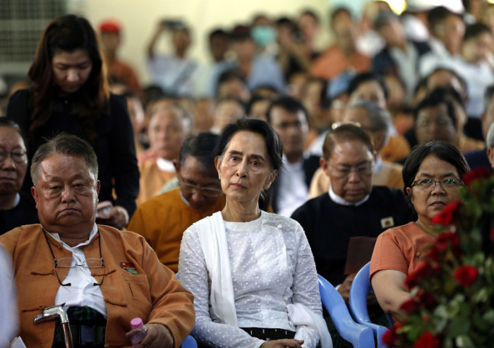 Friedensnobelpreisträgerin Aung San Suu Kyi (M.). Foto: epa/Nyein Chan Naing