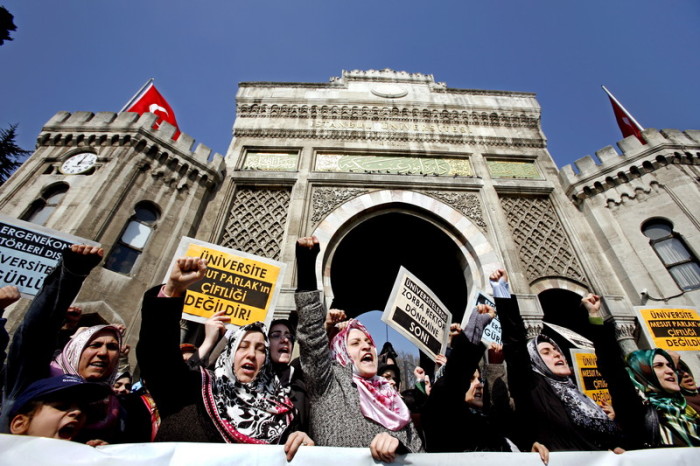 Pro-Kopftuch-Demo vor dem Haupteingang der Universität Istanbul. Foto: epa/Tolga Bozoglu