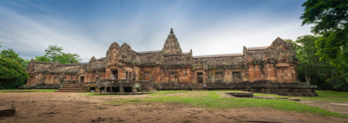 Der Tempelbezirk Prasat Hin Khao Phanom Rung befindet sich 50 Kilometer südlich der Stadt Buriram auf einem erloschenen Vulkan. Das zentrale Heiligtum ist eines der beeindruckendsten Baudenkmäler der Khmer in Thailand. Foto: teerawutbunsom / Fotolia.com