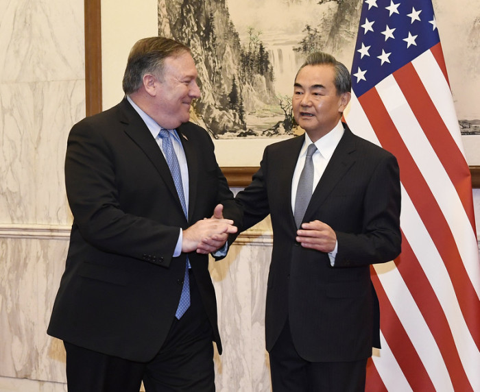 Chinesischer Staatsrat und Außenminister Wang Yi (r.) im Gespräch mit US-Außenminister Mike Pompeo (l.). Foto: epa/Daisuke Suzuki