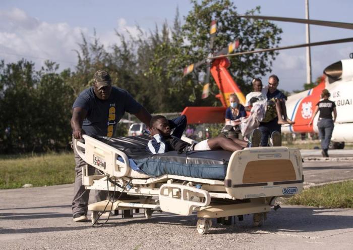Ärzte der US-Organisation Medic Corps verlegen vom Erdbeben betroffene Menschen im OFATMA-Krankenhaus in Les Cayes. Foto: epa/Orlando Barria