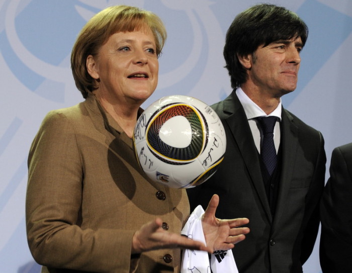 Bundeskanzlerin Angela Merkel (l.) und Joachim Löw, Bundestrainer der deutschen Fußballnationalmannschaft (r.). Foto: epa/Rainer Jensen