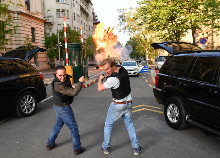 Die Schauspieler Erdogan Atalay (l) als Semir Gerkhan und Daniel Roesner als Paul Renner stehen im Zentrum der ungarischen Hauptstadt bei einer inszenierten Explosion für die RTL-Action-Serie 