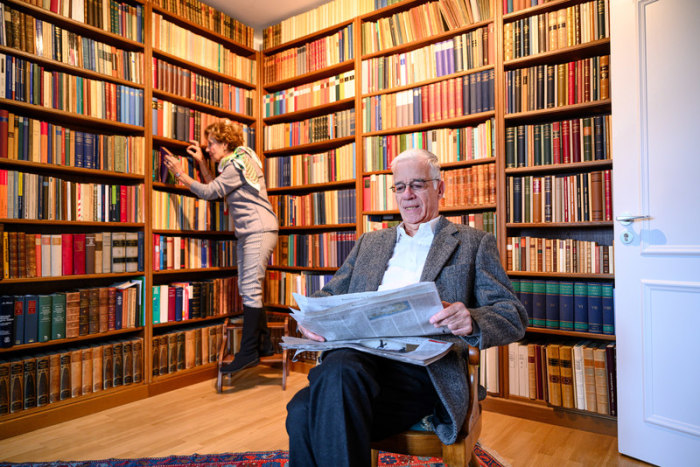 Heiko Freiherr von Soden und seine Frau Helga Freifrau von Soden verweilen in der Bücherei ihres Appartement in der Tertianum Premium Residences in der Innenstadt von Konstanz. Foto: Felix Kästle/Dpa
