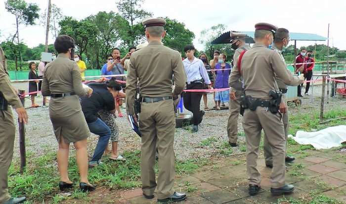 Polzeibeamte beim Sichern des Tatortes in der Nordostprovinz Nakhon Phanom. Foto: The Thaiger