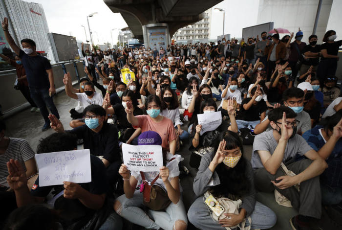 Nach der Festnahme von zwei Pro-Demokratie-Aktivisten und Protestführer hat sich die Zahl der Teilnehmer auf den Demonstrationen gegen die Regierung in Bangkok deutlich erhöht. Foto: epa/Rungroj Yongrit