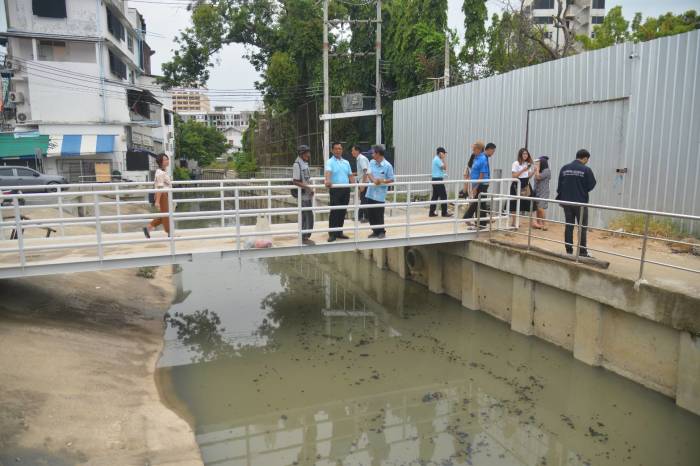 Die Behörden entnahmen Wasserproben aus dem Kanal in der Soi 16 in Süd-Pattaya, nachdem sich die Anwohner über einen bestialischen Gestank beschwert hatten, der von dem Kanal ausgehen soll. Foto: Pr Pattaya