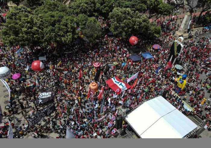 Demonstranten nehmen an einem Protest gegen den brasilianischen Präsidenten Jair Bolsonaro in Rio de Janeiro teil. Foto: epa/Antonio Lacerda