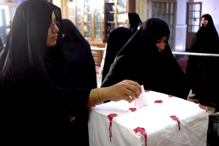 Iranische Frauen in Teheran wählen. Foto: epa/Abedin Taherkenareh