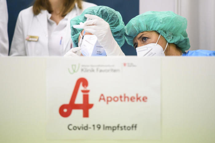 Ärztliches Personal bereitet eine der ersten Dosen des COVID-19-Impfstoffs in einem Krankenhaus in Wien vor. Foto: epa/Christian Bruna