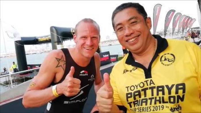 Der deutsche Triathlet Per van Vlerken (l.) zusammen mit Pattayas Bürgermeister Sonthaya Khunpluem (r.). Foto: Hotte Flink