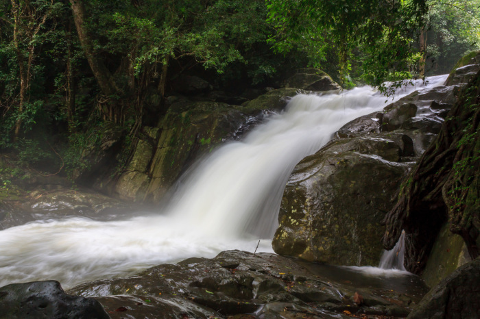 Der Wasserfall Phala-U zählt 11 Stufen und ist eingebettet in einer herrlich tropischen Dschungellandschaft. Foto: someman/Adobe Stock