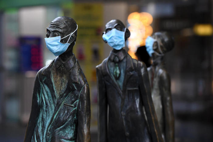 Eine Ansicht von maskierten Statuen entlang der Swanston Street in Melbourne. Foto: epa/James Ross