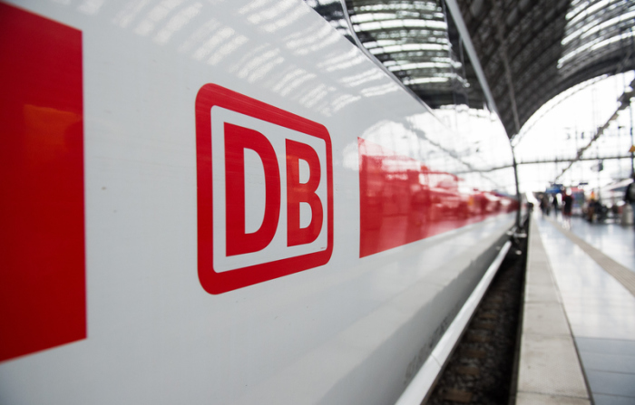 Das Logo der Deutschen Bahn ist auf einem ICE im Hauptbahnhof zu sehen. Foto: Silas Stein/Dpa
