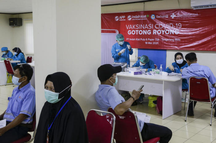 Private COVID-19-Impfaktion für Arbeiter in Tangerang. Foto: epa/Mast Irham