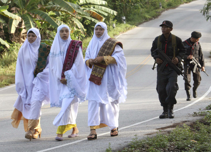 Drei muslimische Frauen in Pattaya auf dem Weg zur Moschee. Foto: epa/Abdullah Wangni