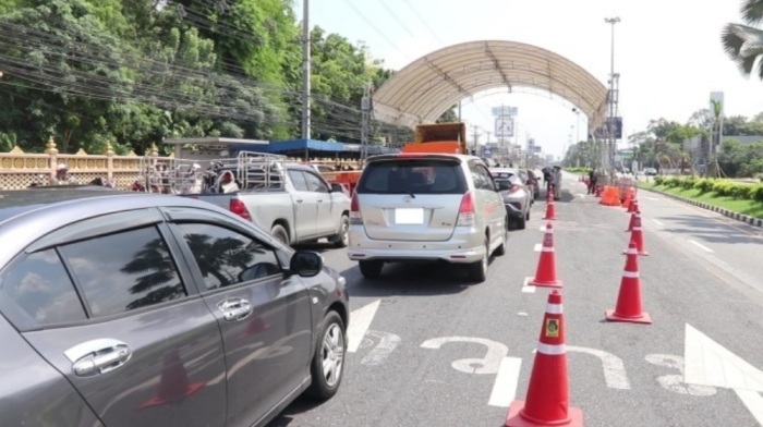Corona-Checkpoint auf der Sukhumvit Road. Bild: Sophon Cable TV