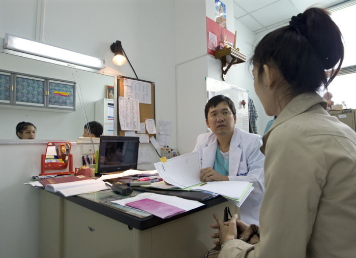 Schönheitschirurg Greechart Pornsinsirirak vom Bangkoker Yanhee-Krankenhaus beim Beratungsgespräch mit einer Patientin.  Fotos: epa/Rungroj Yongrit