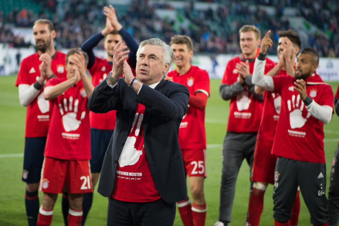 Münchens Spieler und Münchens-Trainer Carlo Ancelotti (M) jubeln nach dem Spiel. Foto: Swen Pförtner/Dpa