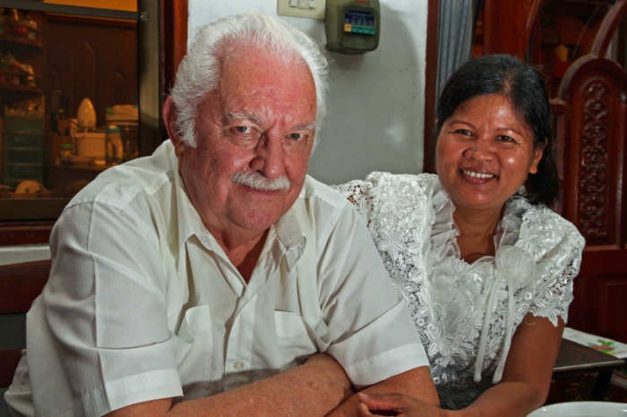 Kurt Krieger zusammen mit seiner Frau Nuan. In Pattayas Residentengemeinschaft war er eine treibende Kraft. Foto: Krieger