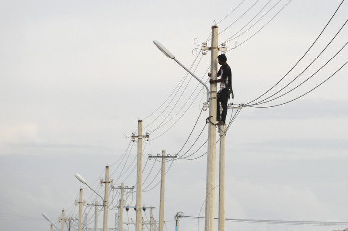 Arbeiten an einer Stromleitung in Myanmar. Foto: epa/Hein Htet