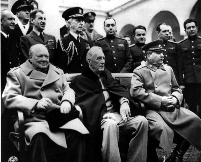 In Jalta auf der Halbinsel Krim treffen sich im Februar 1945 der britische Premierminister Winston Churchill (l-r), US-Präsident Franklin D. Roosevelt und der sowjetische Diktator Josef Stalin zu einer Konferenz über die Neugestaltung Europas. Foto: -/Dpa