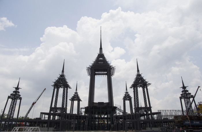 Bauarbeiten zum Königlichen Krematorium am Sanam-Luang-Platz in Bangkok. Foto: epa/Rungroj Yongrit