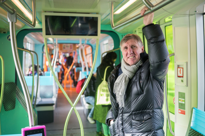 Francois Bausch (Grüne), Luxemburger Mobilitätsminister, fährt in einer Tram der Stadt Luxemburg. In Luxemburg ist ab heute der öffentliche Personennahverkehr kostenlos. Foto: Oliver Dietze/Dpa