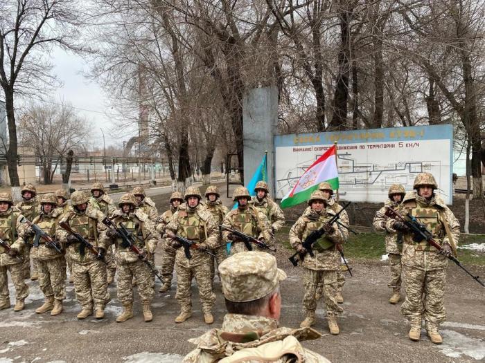 Die kollektiven Friedenstruppen der Organisation des Vertrags über kollektive Sicherheit (CSTO) halten in Almaty Wache. Foto: epa/Russisches Verteidigungsministerium Presse S