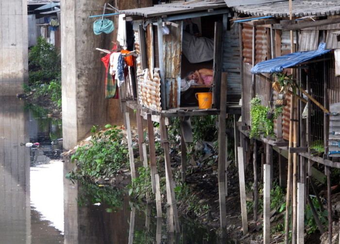 Premierminister Prayut Chan-o-cha will Menschen mit niedrigem Einkommen aus den Slums holen. Foto: epa/Barbara Walton
