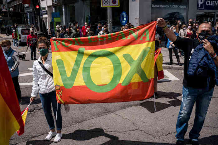 Anhänger der rechtsgerichteten Partei VOX halten eine Spanienfahne mit VOX-Logo auf der Plaza Conde de Casal. Foto: Diego Radames/Sopa Images Via Zuma Wire/dpa