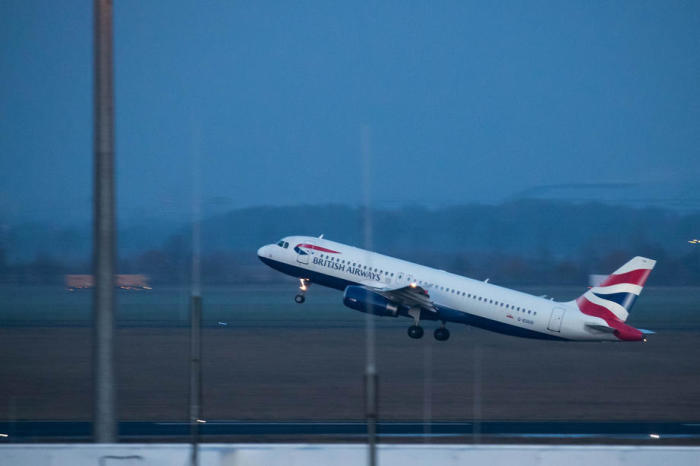 Ein Flugzeug der British Airways (BA) nach London startet vom Flughafen Berlin Brandenburg (BER) in Berlin. Foto: epa/Hayoung Jeon