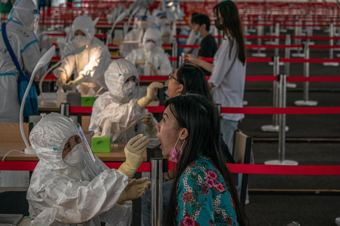 In einem behelfsmäßigen Coronavirus-Testzentrum in Peking werden Menschen auf COVID-19 getestet. Foto: epa/Roman Pilipey