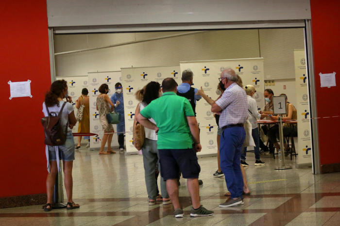 Menschen warten in der Syntagma-Metrostation im Zentrum Athens darauf, auf die Coronavirus-Krankheit (COVID-19) getestet zu werden. Foto: epa/Orestis Panagiotou