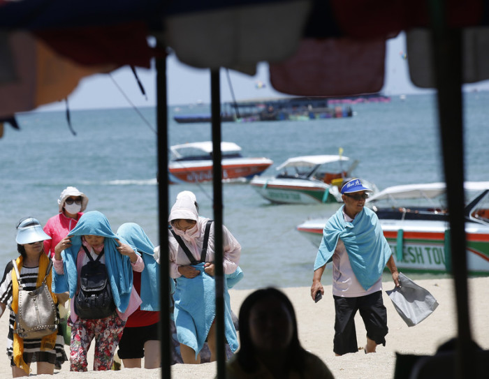 Touristen am Strand an der Beach Road in Pattaya. Foto: epa/Narong Sangnak
