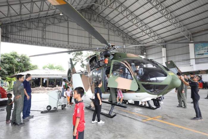 Die Kinder konnten die Helikopter aus nächster Nähe betrachten. Fotos: Camillian Social Center Rayong