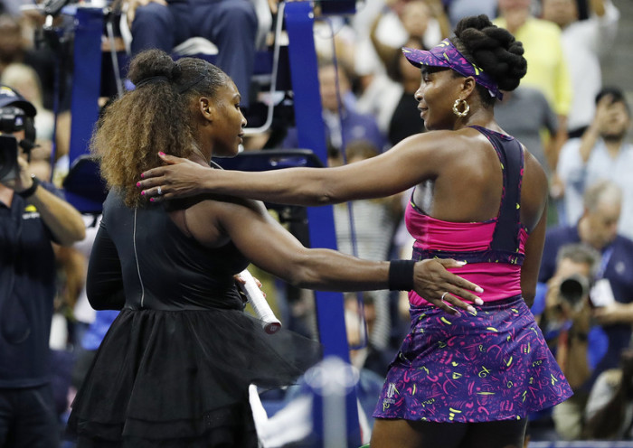 Serena Williams (l.) und Venus Williams. Foto: epa/Jason Szenes