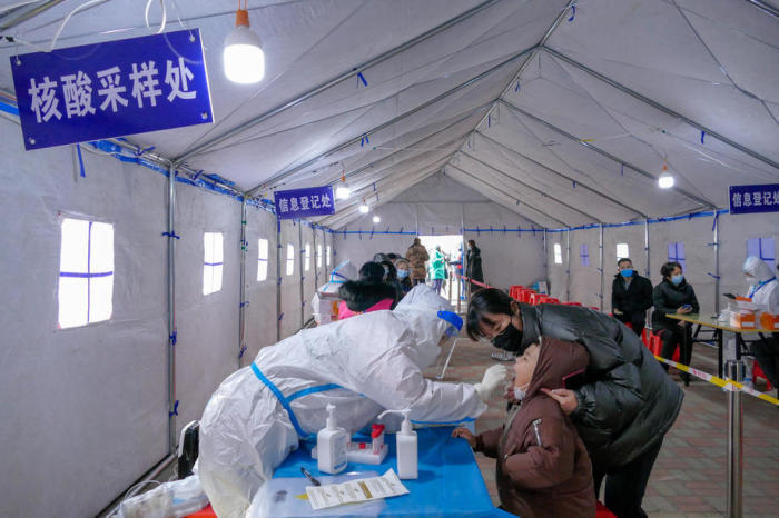 Ein medizinischer Mitarbeiter nimmt Abstrichproben von Einwohnern, die auf Covid-19 getestet werden sollen, in der Stadt Tianjin. Foto: epa/Gt