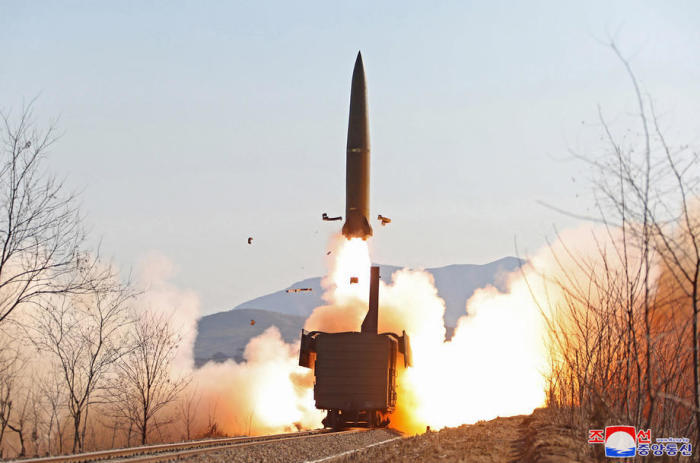 Die staatliche nordkoreanische Zentrale Nachrichtenagentur (KCNA) zeigt eine Rakete, die von einer Eisenbahn abgefeuert wurde. Foto: epa/Kcna