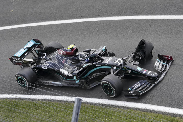 Der finnische Formel-1-Pilot Valtteri Bottas von Mercedes-AMG Petronas trifft nach dem Großen Preis von Großbritannien in der Formel 1 2020 auf dem Silverstone Circuit im parc ferme ein. Foto: epa/Will Oliver