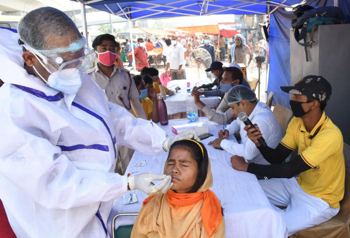 Ein indischer Mitarbeiter des Gesundheitswesens sammelt in Neu-Delhi Tupferproben für einen Schnelltest zum Nachweis des Coronavirus COVID-19-Antigens. Foto: epa/Str