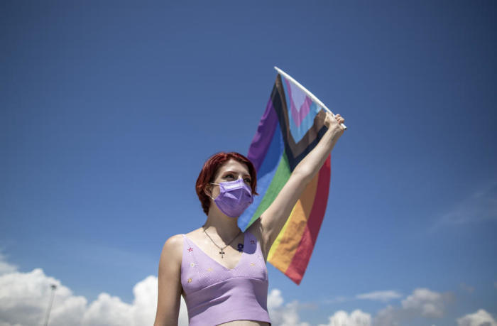 Ein Vertreter der Lesben-, Schwulen-, Bisexuellen-, Transgender- und Queer-Gemeinschaft (LGBTQ) hält eine LGBTQI+-Regenbogenfahne. Foto: epa/Erdem Sahin