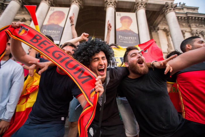 Belgische Fans in Brüssel feiern den Sieg über Brasilien. Foto: epa/Stephanie Lecocq