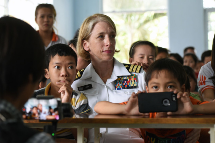Marine-SoldatenInnen besuchten am Mittwoch ein Hilfszentrum, in dem Kinder versorgt werden, die wegen des Entlaubungsmittels mit Behinderungen zur Welt kamen. Foto: epa/STR