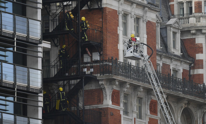 Über 100 Brandbekämpfer rückten am Mittwoch zum Mandarin Oriental Hotel aus. Foto: epa/Neil Hall