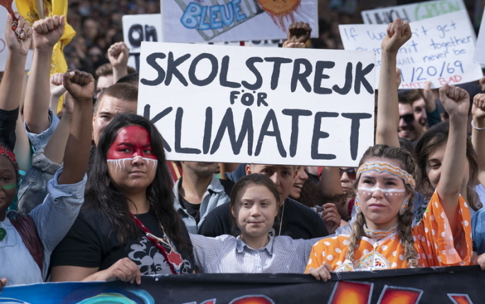 Greta Thunberg (M), schwedische Klimaaktivistin, nimmt an einem Klimamarsch teil. Foto: Paul Chiasson/The Canadian Press/dpa