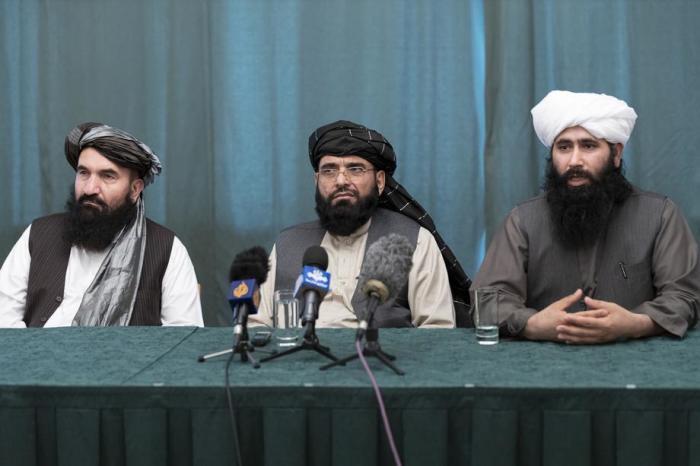 Mitglieder der Taliban-Delegation nehmen an einer Pressekonferenz in Moskau teil. Foto: epa/Alexander Zemlianichenko