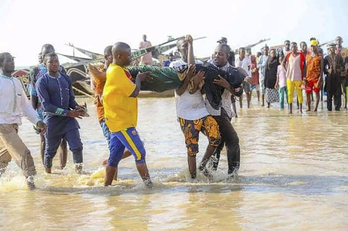 Nigrer tragen den Körper eines Ertrunkenen nach einem Bootsunfall in Kebbi. Foto: epa/Str