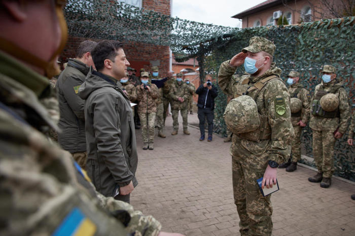 Der ukrainische Präsident Zelensky besucht das ostukrainische Konfliktgebiet. Foto: epa/Presidential Press Service / Han