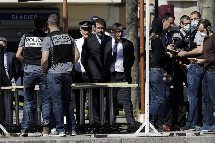 Der französische Innenminister Christophe Castaner (M) trifft am Tatort in Romans sur Isere mit Polizeibeamten und lokalen Behörden zusammen. Foto: epa/ALEX MARTIN